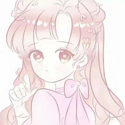 女子穿着带有巨大吊牌旗袍街头拍照